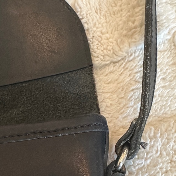 Vintage Chic Black Crossbody Bag with Buckle - Picture 5 of 16